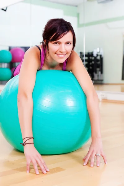 Mulher treinando com uma bola de ginástica — Fotografia de Stock