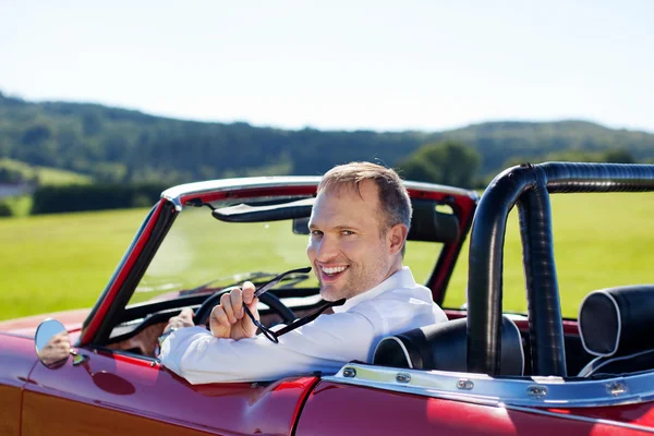 Hombre feliz conduciendo un cabriolet — Foto de Stock