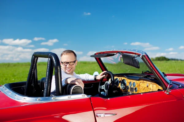 Hombre feliz relajándose en su cabriolet — Foto de Stock