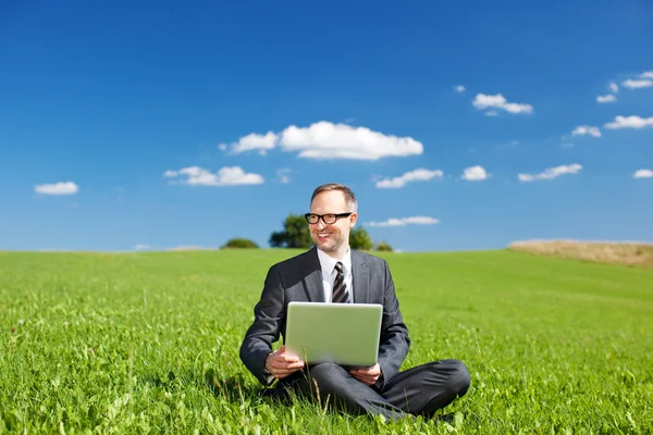 Manager working outdoors on his laptop — Stock Photo, Image