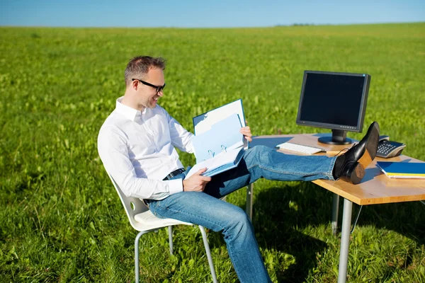 Man aan het werk in een mobiel kantoor — Stockfoto