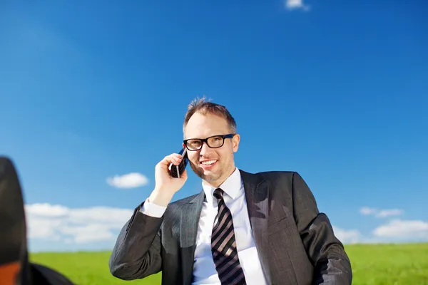 Zakenman praten op zijn mobiel — Stockfoto