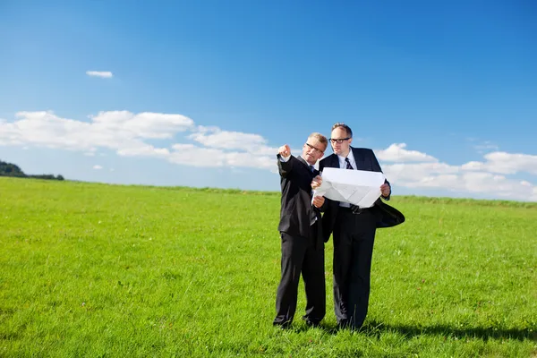 Empresarios discutiendo un plan de construcción —  Fotos de Stock