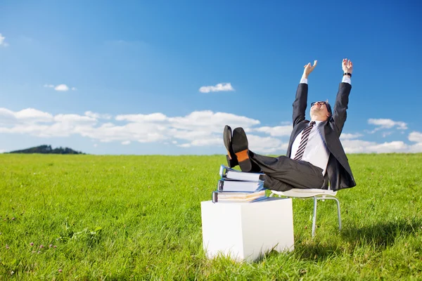 Empresario levantando sus brazos — Foto de Stock