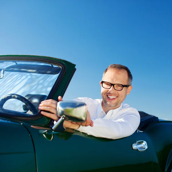 Lycklig man kör en cabriolet — Stockfoto