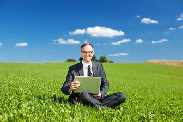 Homme d'affaires travaillant en plein air — Photo