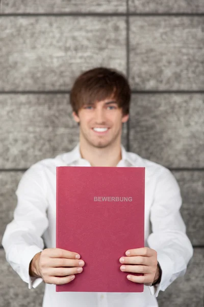 Lachende zakenman houden toepassingsbestand — Stockfoto