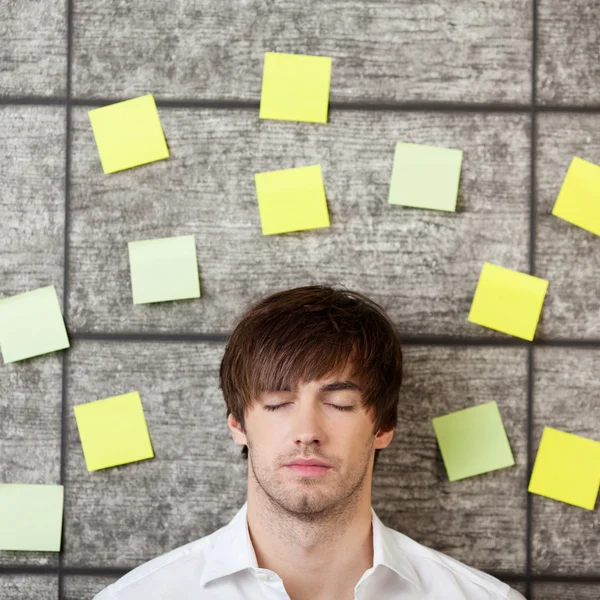 Zakenman met zelfklevende notes — Stockfoto