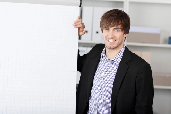 Homme d'affaires avec la main sur le tableau à feuilles mobiles — Photo