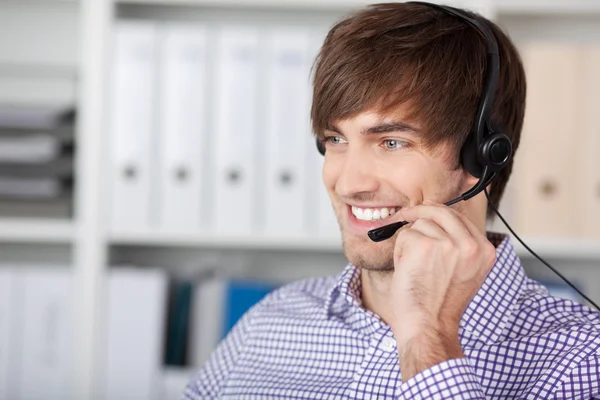 Sorrindo Atendimento ao Cliente Executivo Usando Headset — Fotografia de Stock