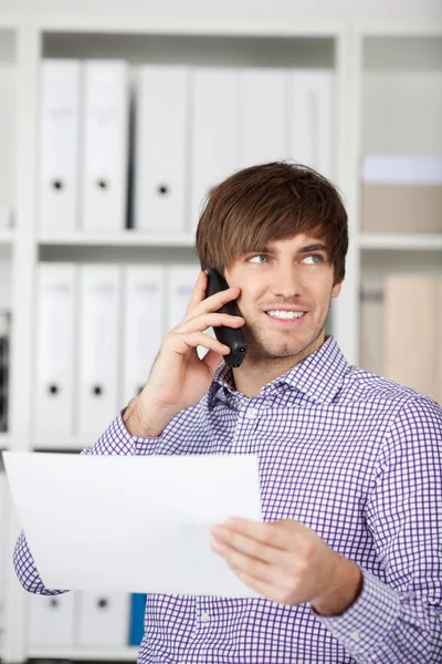 Homme d'affaires utilisant le téléphone dans le bureau — Photo