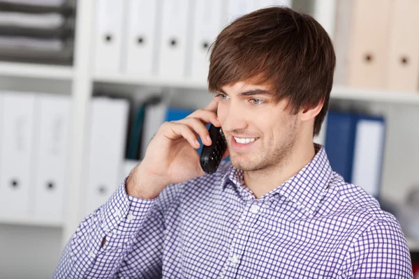 Affärsman med sladdlös telefon i office — Stockfoto