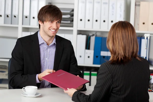 Junge Kandidatin schaut Geschäftsfrau beim Vorstellungsgespräch an — Stockfoto