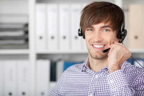 Ejecutivo de servicio al cliente con auriculares en la oficina —  Fotos de Stock