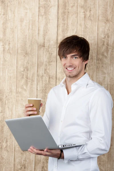 Empresario con Copa y Portátil — Foto de Stock