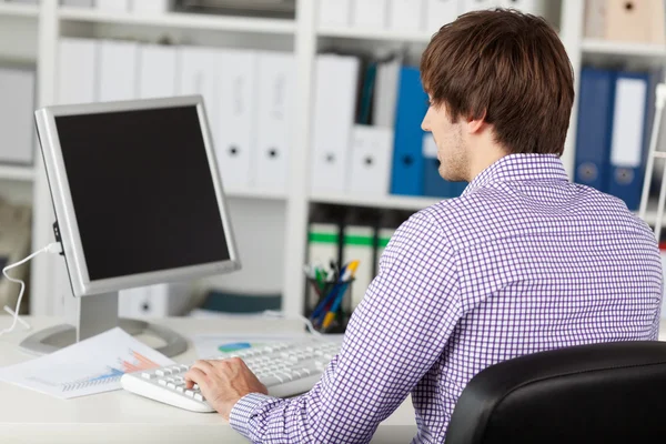 Joven empresario en el escritorio — Foto de Stock