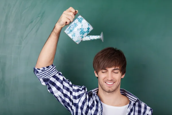 Estudante masculino segurando regador pode — Fotografia de Stock