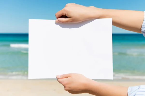 Womans Hands Holding Blank Sign At Beach — Stock Photo, Image