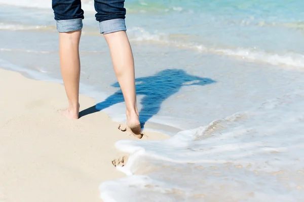 Okyanus ile yürüyen kadın — Stok fotoğraf