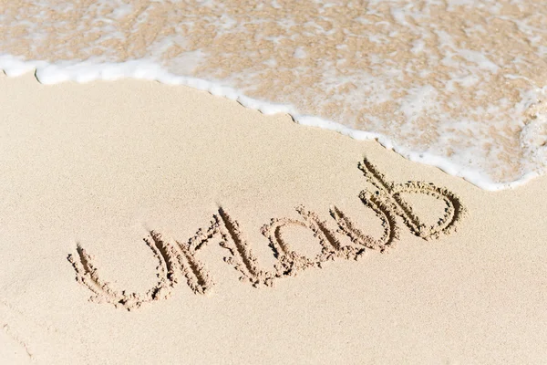 Urlaub Written On Sand By Water Surf — Stock Photo, Image