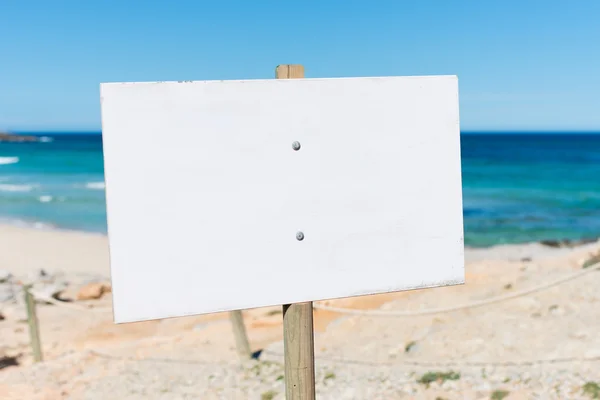 Tom billboard på stranden — Stockfoto