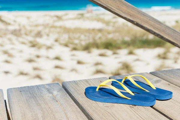 Slippers On Boardwalk At Beach — Stock Photo, Image