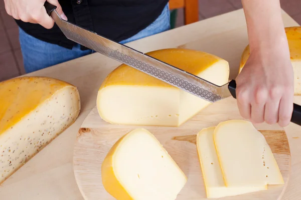 Cutting cheese — Stock Photo, Image