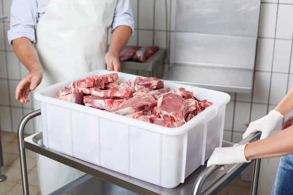 Pedaços de carne em um recipiente — Fotografia de Stock