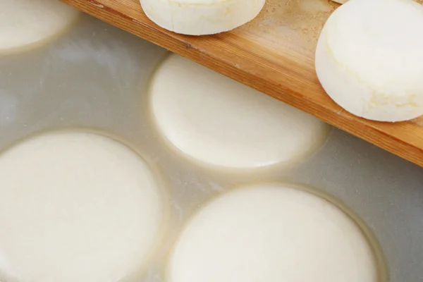 Gros plan des jeunes fromages dans le bain d'eau salée — Photo