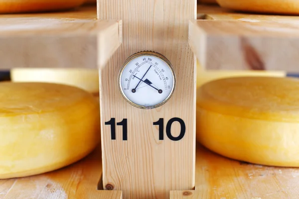 Thermometer and Hygrometer in a cheese cellar — Stock Photo, Image