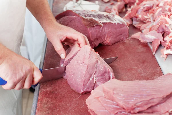 Chef-kok netjes hakken vlees — Stockfoto