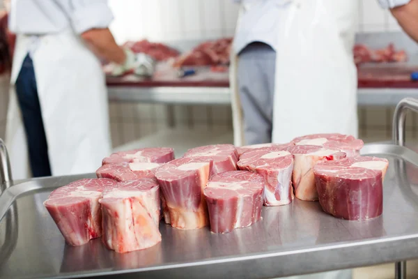 Körkörös csomók a nyers hús — Stock Fotó