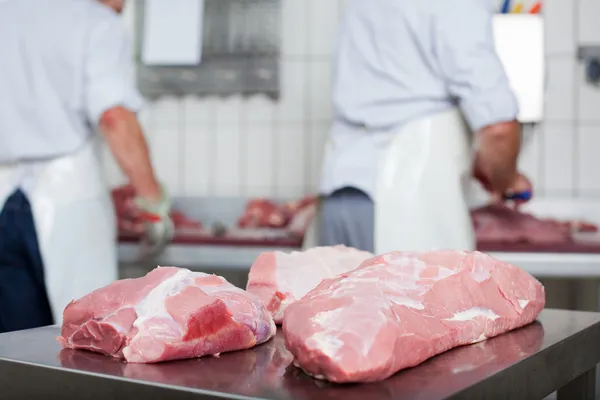 Närbild av nymalen skär stora bitar av kött — Stockfoto