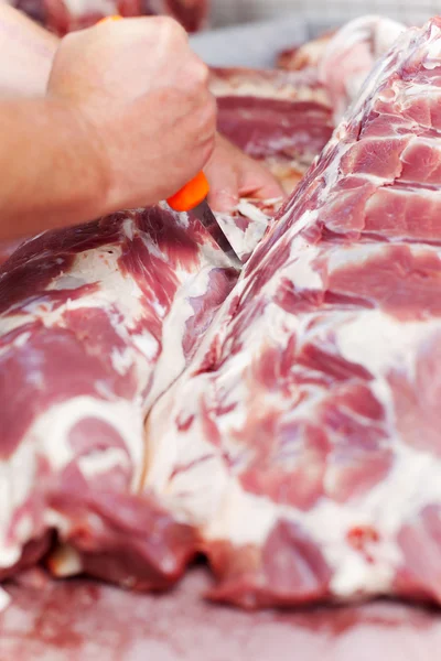 Remoção de gordura extra da carne crua — Fotografia de Stock