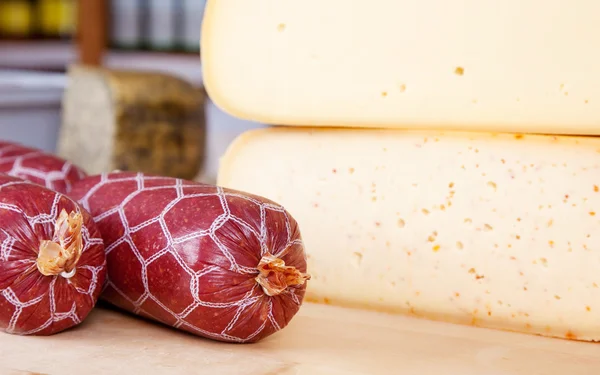 Peynir ve sosis — Stok fotoğraf