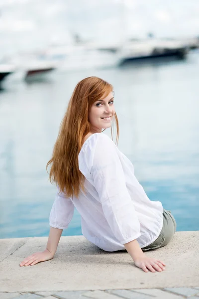 Smiling young woman at the harbour — Stock Photo, Image