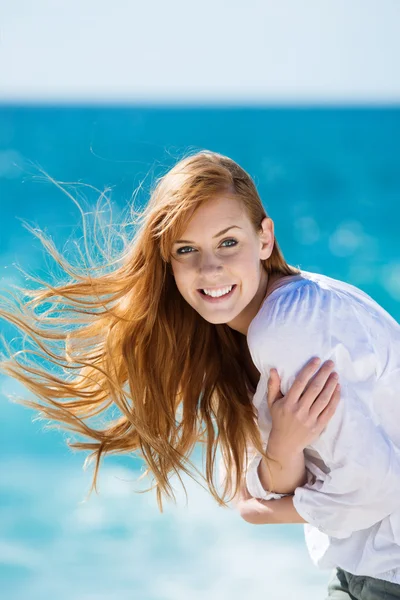 Windgepeitschte schöne Frau am Meer — Stockfoto