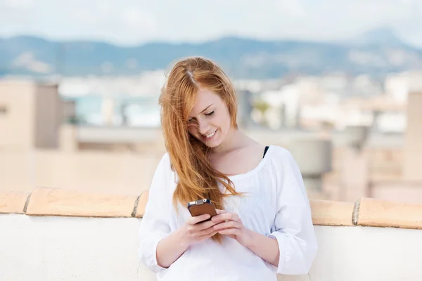 Ung kvinna att skriva ett sms — Stockfoto