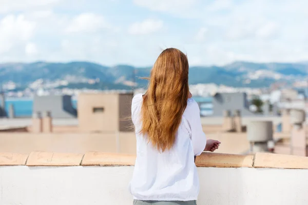 Mujer de pie en una terraza — Foto de Stock