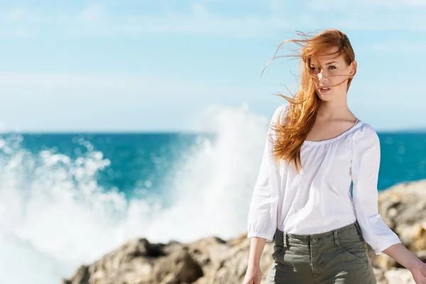 Молода жінка на березі моря — стокове фото