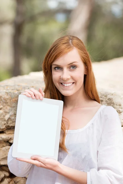 显示一个空白的平板电脑屏幕的女人 — 图库照片