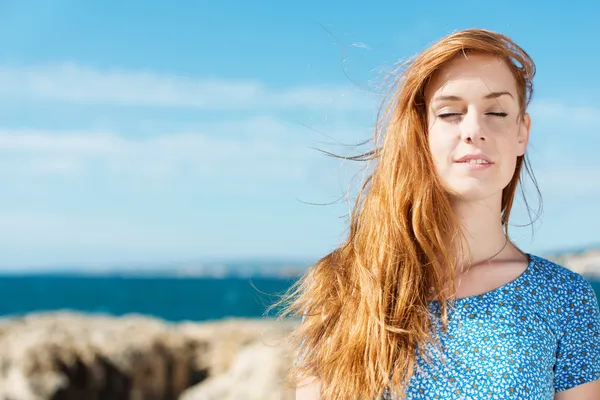 Frau genießt die Ruhe im Sommer — Stockfoto