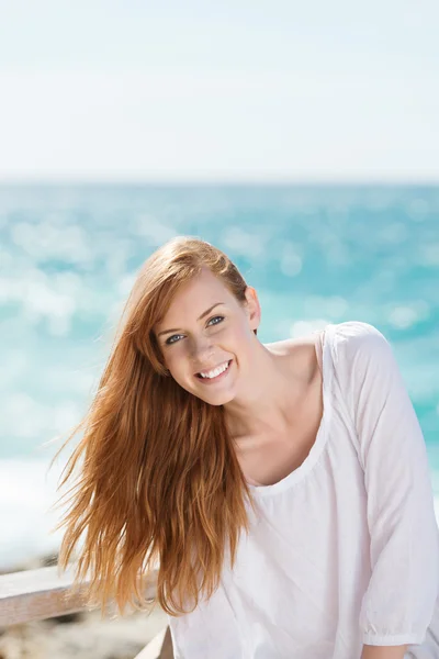 Femme vivante au bord de la mer — Photo