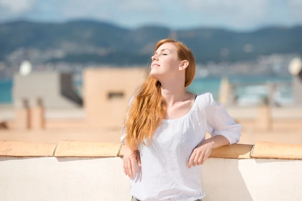 Jeune femme sur un toit-terrasse — Photo