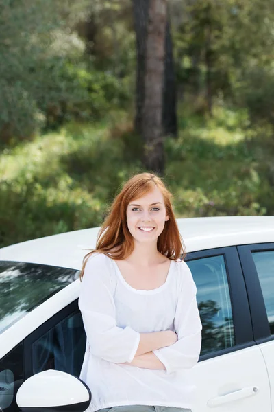 Mulher bonita com seu carro novo — Fotografia de Stock