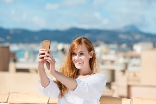 Leende kvinna tar hennes fotografi — Stockfoto