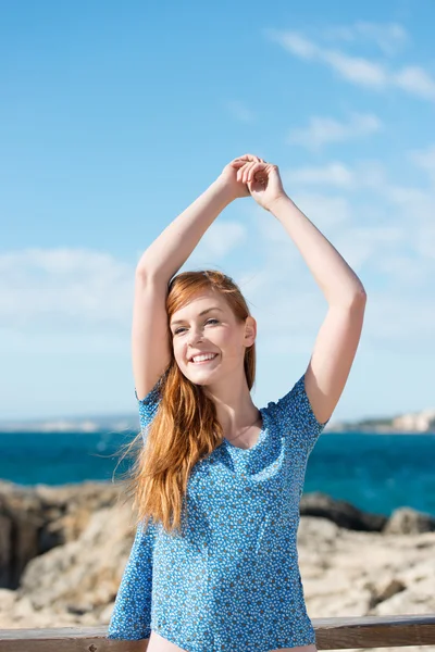 Mujer joven despreocupada en la orilla del mar — Foto de Stock