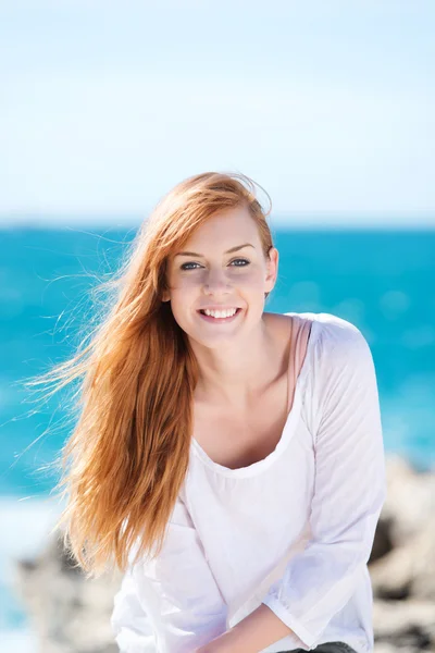 Magnifique femme souriante à la mer — Photo