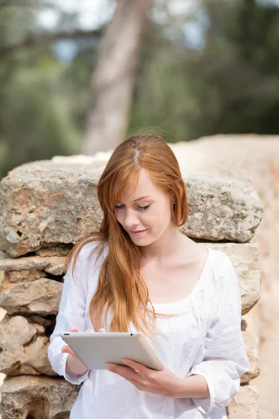 Mulher com um tablet-pc no parque — Fotografia de Stock