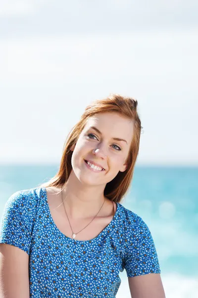 Schöne Frau genießt die Sonne am Meer — Stockfoto